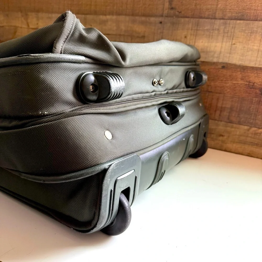 VTG 2241M3 Tumi Alpha 2 Wheeled Large Garment/Suitcase Travel Bag
